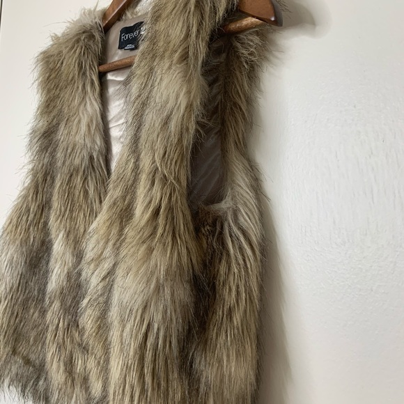 Forever 21 Faux Fur Vest - Picture 4 of 5